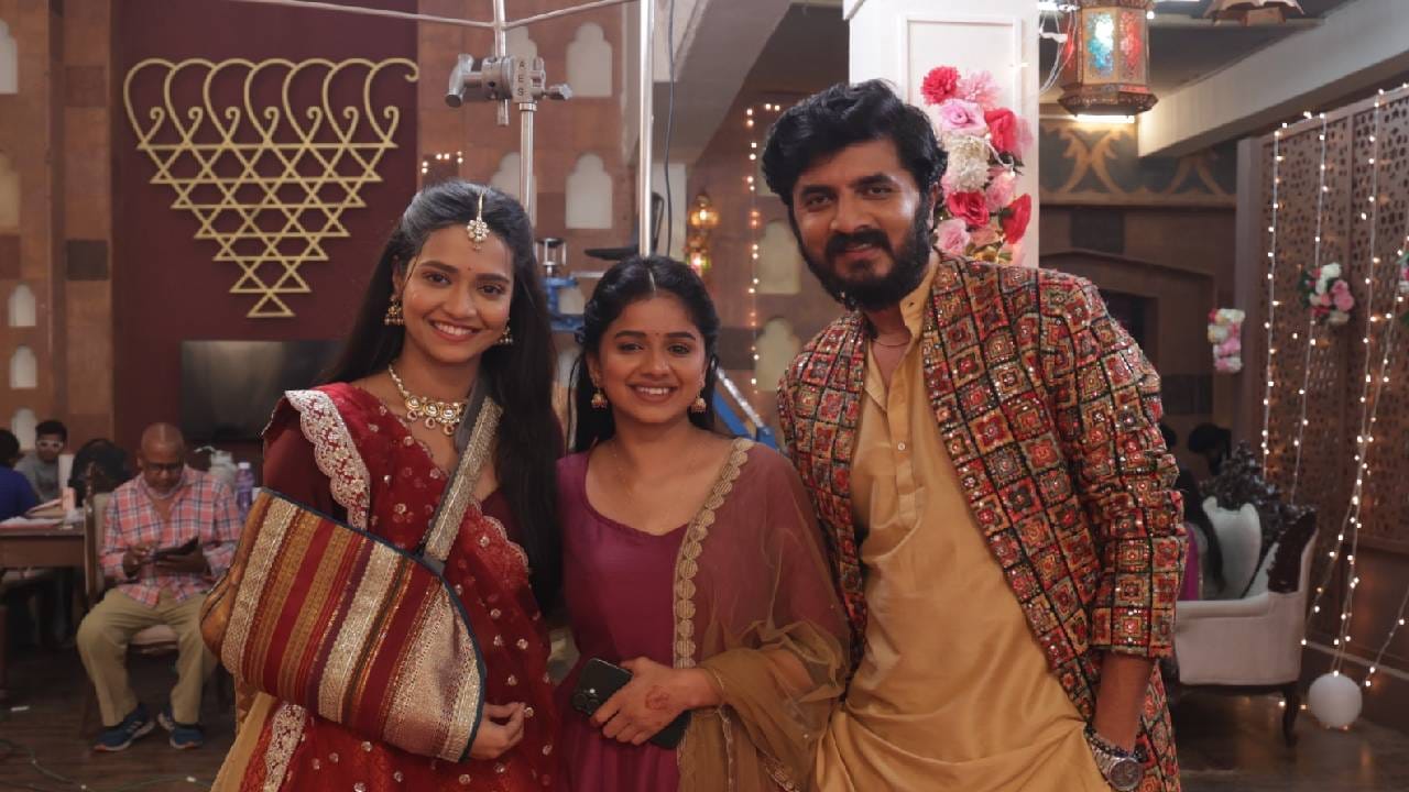 झी मराठी वाहिनीवरील 'शुभ श्रावणी' मालिकेचं कथानक अत्यंत रंजक वळणावर येऊन पोहोचलं आहे. मोक्षाच्या लग्नाची लगबग सुरु आहे. हा मोक्षाच्या आयुष्यातील सर्वात महत्त्वाचा दिवस आहे, पण लग्नाच्या आनंदात अचानक मोक्षाचा एक्स बॉयफ्रेंड येऊन तिला ब्लॅकमेल करणार आहे. 
