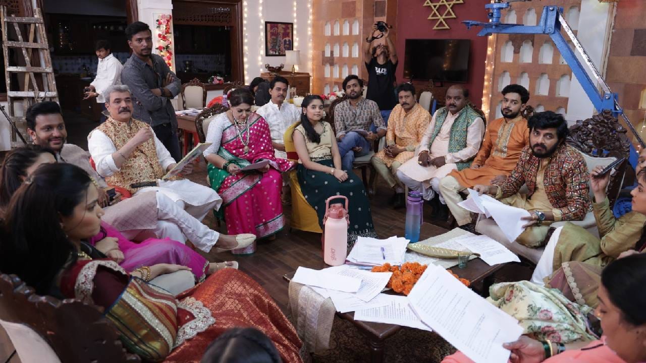 दुसरीकडे नवरदेवाची चप्पल चोरण्याचा नादात चुकून अलकनंदाची चप्पल चोरीला जाते. त्या चपलेखाली अलकनंदाने विश्वंभरचा फोटो लावला आहे. आता ही चप्पल जेव्हा सगळ्यांसमोर येईल तेव्हा काय होणार, हे मालिकेच्या आगामी भागात पहायला मिळेल. 
