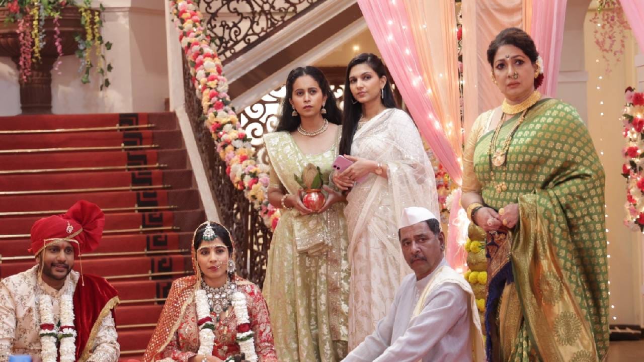 मोक्षा सप्तपदीसाठी उभी असताना मोक्षाला श्रावणीचं बोलणं आठवतंय. ती कार्तिकला बाजूला घेऊन त्याला सर्व सत्य सांगते. हे ऐकून कार्तिक तिथून निघून जातो. सर्वांना वाटतं की लग्न तुटलं. पण.... आता  मोक्षाचं लग्न निर्विघ्नपणे पार पडेल का, हे पाहणं महत्त्वाचं ठरणार आहे.  
