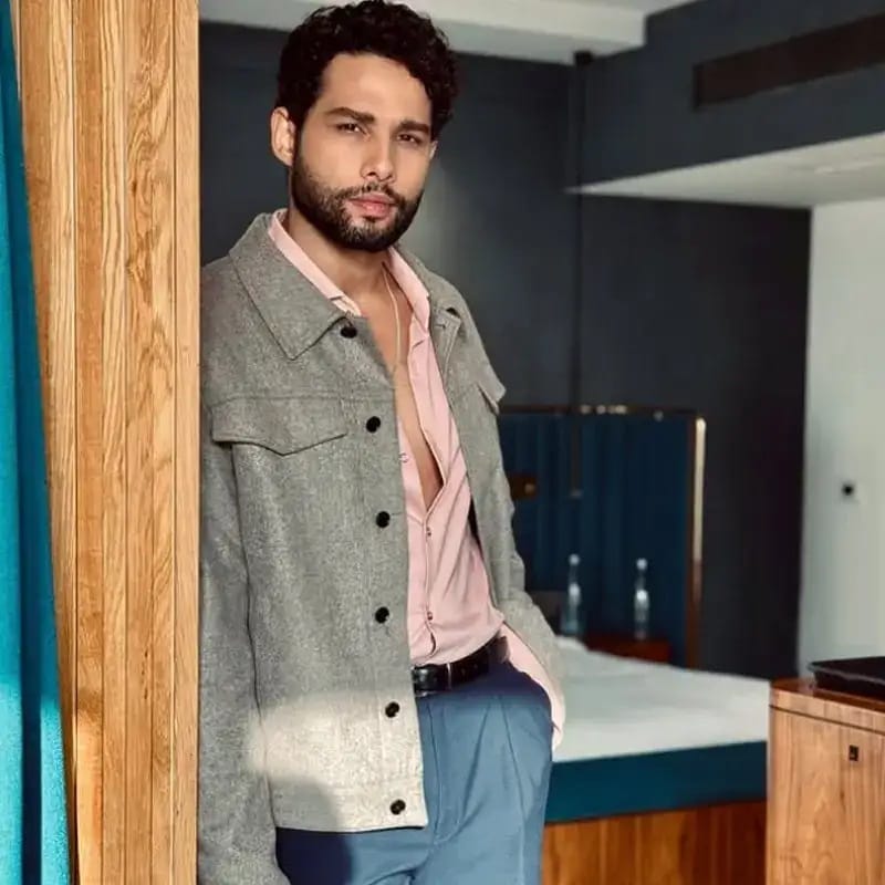  सिद्धांत चतुर्वेदी : बॉलिवूड अभिनेता सिद्धांत चतुर्वेदी याच्यासोबत देखील मृणाल हिच्या नावाची चर्चा रंगली होती... दोघांच्या रिलेशनशिपच्या चर्चांनी जोर धरला होता. एवढंच नाही तर, मृणाल आणि सिद्धांत यांना अनेकदा एकत्र स्पॉट देखील करण्यात आलं. पण दोघांनी देखील यावर कोणतीच प्रतिक्रिया दिलेली नाही. 