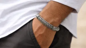 'या' राशीच्या लोकांनी चांदीचं ब्रेसलेट घालण ठरेल फायदेशीर.