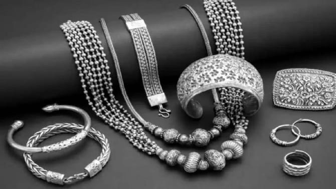 चांदीचा दागिना म्हणजे या राशींसाठी महासंकट, अंगावर घातल्यास घडतो अनर्थ