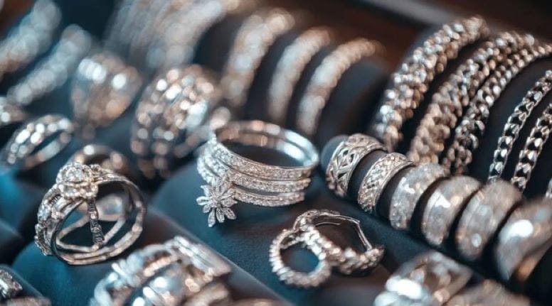 काही राशीच्या लोकांसाठी चांदी हा धातू शुभ मानला जातो. तर काही राशींसाठी हा धातू म्हणजे दुसरे संकटच आहे असे म्हटले जाते. त्यामुळेच चांदीचे दागिने कोणी घालावेत आणि कोणी विशेष काळजी घ्यावी ते जाणून घेऊ या...