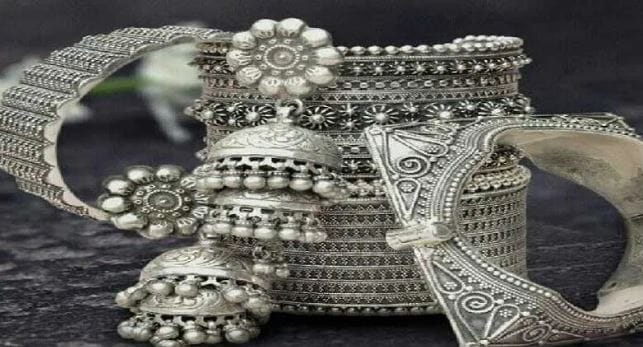 कर्क राशीच्या लोकांनी चांदीचे दागिने घालणे शुभ असते. वृषभ राशीच्या लोकांनीदेखील चांचीदा दागिना घातल्यावर आयुष्यात सकारात्मक उर्जा निर्माण होते. वृश्चिक, तुळ, मीन या राशीच्या लोकांसाठीदेखील चांदीचा दागिना लाभदायक ठरतो. या राशीच्या लोकांनी चांदीचा दागिना घातला तर मानसिक तणाव कमी होतो. तर मेष, सिंह, धनु राशीच्या लोकांनी चांदीचे दागिने घालू नयेत असे सांगितले जाते. 