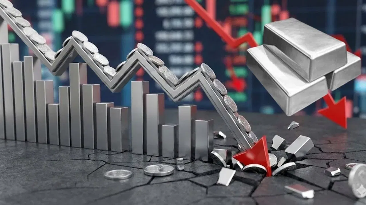 सोन्या पेक्षा चांदीच्या किंमतीत सतत लक्षणीय वाढ होत आहे. पण आज अचानक चांदीचे भाव थेट 65000 हजारांनी घसरले आहेत. ३० जानेवारी रोजी ४ लाखांच्या पार गेलेली चांदी आज प्रति किलो २,८५,००० रुपयांवर आली आहे.