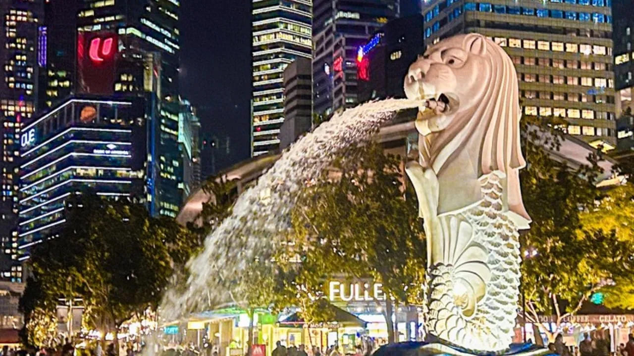 जर तुम्ही सिंगापूरला जाण्याचे स्वप्न पाहत असाल, तर तिथल्या चलनाची ताकद समजून घेणे तुमच्या बजेटसाठी खूप महत्त्वाचे आहे. सिंगापूर हे केवळ त्याच्या चकचकीत इमारतींसाठीच नाही, तर तिथल्या शिस्तबद्ध जीवनशैलीसाठीही ओळखले जाते.