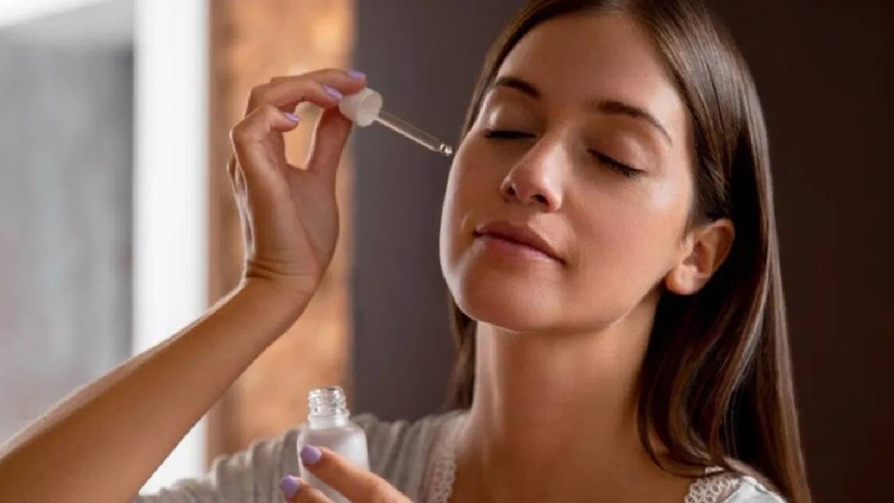 दही, तांदळाचे पीठ आणि मध आपल्या त्वचेसाठी अत्यंत फायदेशीर ठरतो. ज्यामुळे, पिंपल्स, खराब त्वचा या सारख्या असंख्य समस्या या दूर होण्यास मदत होते. 