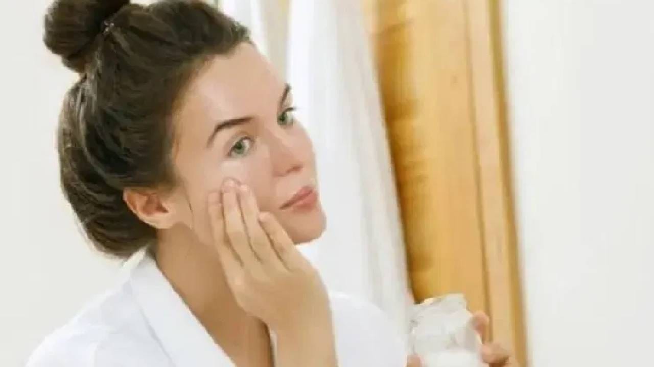 हा पॅक चेहऱ्यावर 20 ते 25 मिनिटे ठेवा. त्यानंतर चेहऱा स्वच्छ पाण्याने धुवा. हा उपाय दोन दिवसातून एकदा जरी केला तरीही त्वचेच्या समस्या दूर होण्यास मदत होईल. 