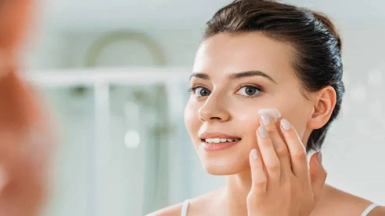 दही, तांदळाचे पीठ घ्या आणि त्यामध्ये मध मिक्स करा. छान पेस्ट तयार करा आणि आपल्या चेहऱ्याला लावा. यामुळे त्वचेच्या असंख्य समस्या या दूर होण्यास मदत होते. 