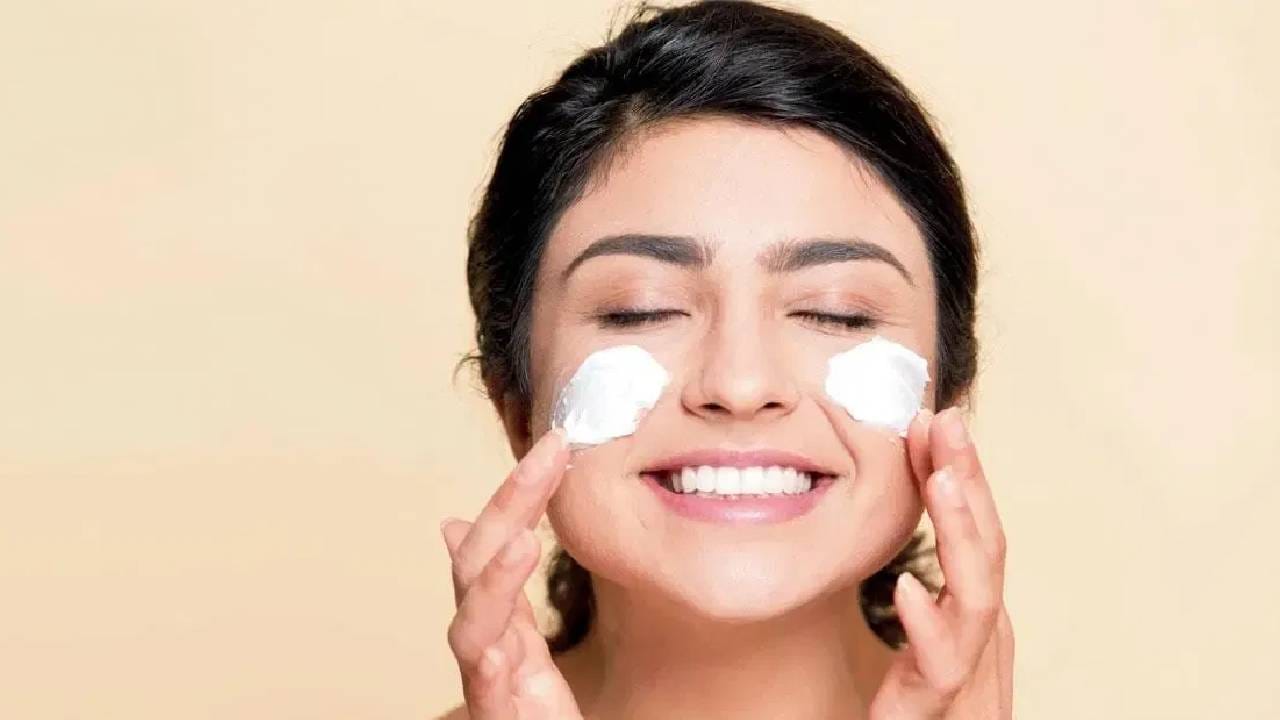 जर त्यापैकी तुम्ही पण असाल तर ही बातमी तुमच्यासाठी महत्वाची आहे. काही घरगुती उपाय करून आपण त्वचेच्या समस्या आरामात दूर करू शकता, ज्यामुळे तजेलदार त्वचा मिळण्यास मदत होईल. 