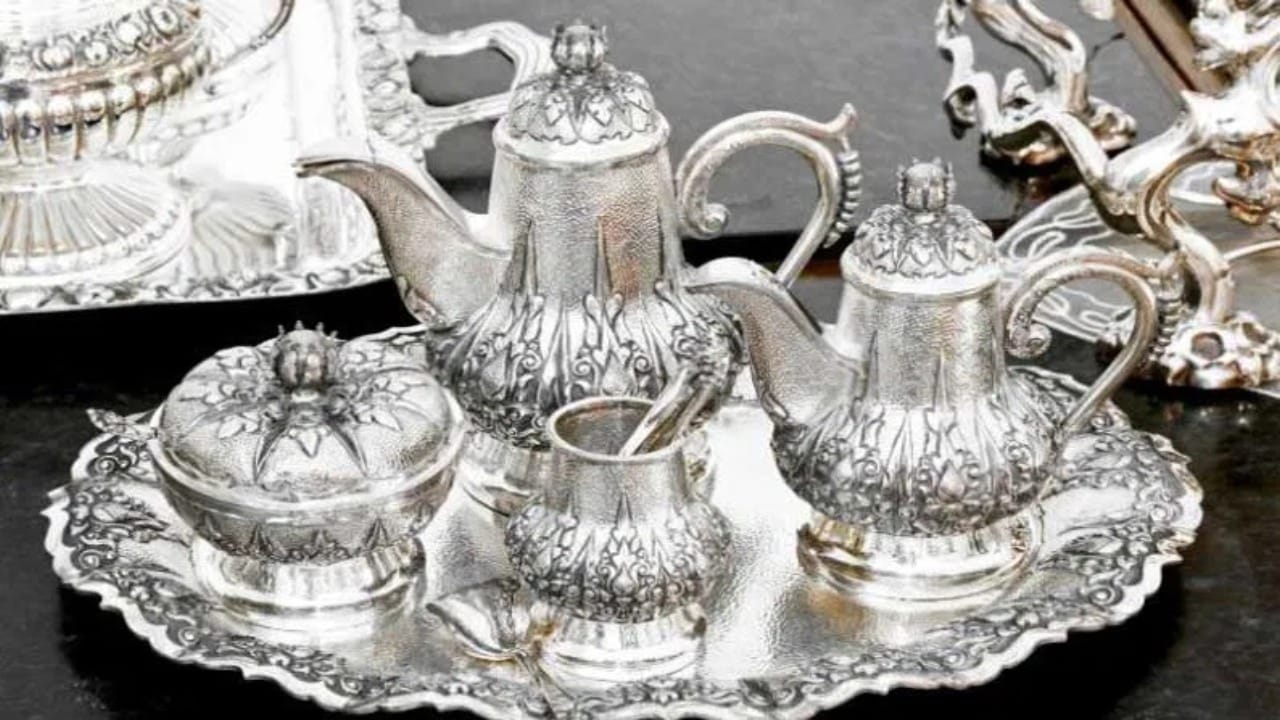 चांदी खरेदी करताय? ज्वेलर्सला विचारा हे प्रश्न, कधीच होणार नाही फसवणूक! चांदी खरेदी करताय? ज्वेलर्सला विचारा हे प्रश्न, कधीच होणार नाही फसवणूक!