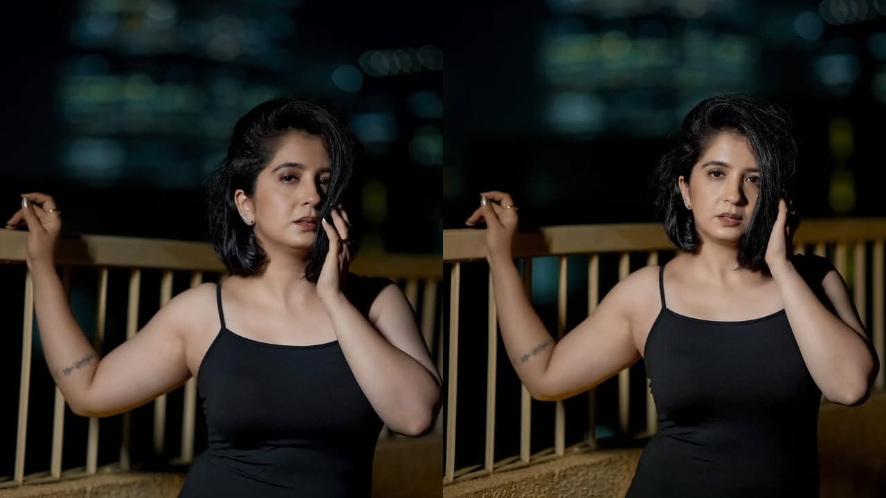 तिच्या या फोटोंवर चाहत्यांनी लाईक्स आणि कमेंट्सचा अक्षरशः वर्षाव केला आहे. राजसतेतून ग्लॅमरकडे सहज प्रवास, खूपच ग्रेसफुल अशा प्रतिक्रिया सोशल मीडियावर पाहायला मिळत आहेत. 