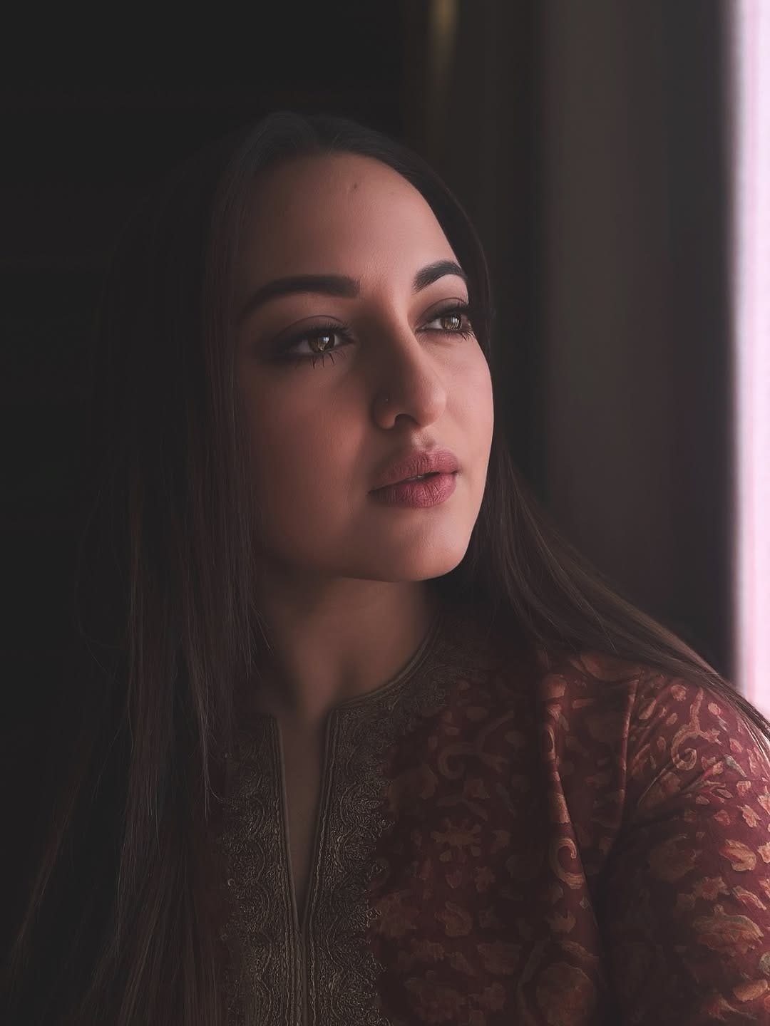 अभिनेत्री सोनाक्षी सिन्हा कायम सोशल मीडियावर सक्रिय असते. सोशल मीडियावर नवीन पोस्ट शेअर करत अभिनेत्री चाहत्यांना फॅशन गोल्स देत असते. आता देखील अभिनेत्रीचे काही फोटो सोशल मीडियावर तुफान व्हायरल होत आहेत. 