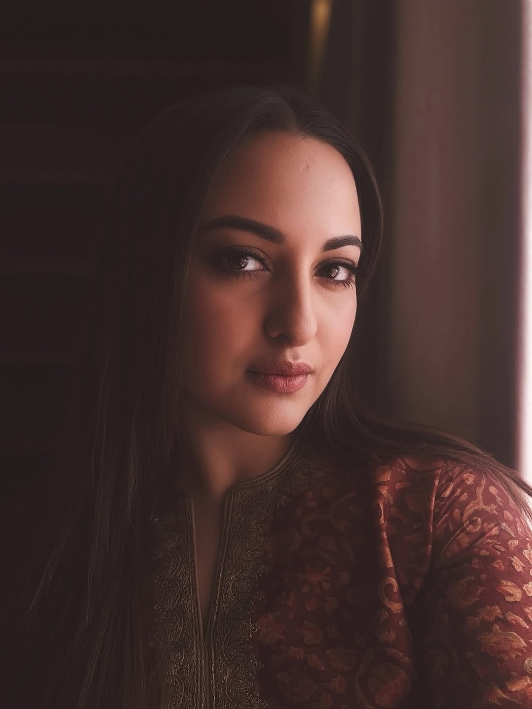 खास पोज देत सोनाक्षी हिने फोटोशूट केलं आहे. सोनाक्षी कायम स्वतःचे फोटो आणि व्हिडीओ सोशल मीडियावर पोस्ट करत असते. चाहत्यांना देखील अभिनेत्रीचा प्रत्येक लूक आवडतो.