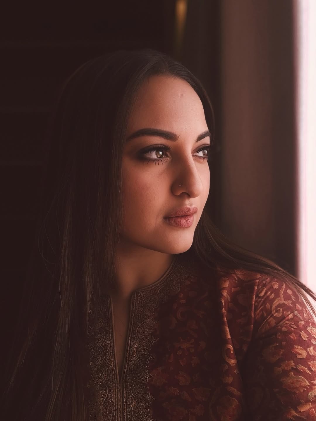 अभिनेत्री सोनाक्षी सिन्हा हिच्या चाहत्यांची संख्या फार मोठी आहे. शिवाय काही महिला चाहत्या तर अभिनेत्रीचा प्रत्येक लूक फॉलो करतात. अभिनेत्री कायम चाहत्यांना फॅशन गोल्य देत असते.  