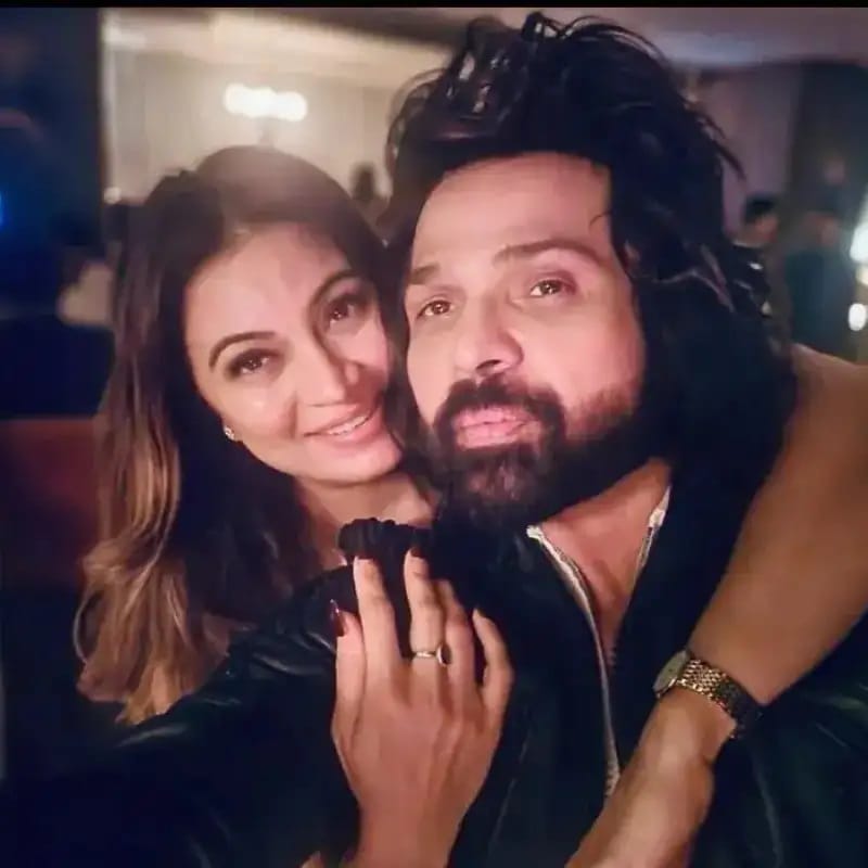 सोनिया कपूर -  हिमेश रेशमिया याने दुसऱ्या प्रेमासाठी 22 वर्षांचा संसार मोडला. गायकाच्या पहिल्या पत्नीचं नाव कोमल होतं. तर सोनिया आणि कोमल चांगल्या मैत्रिणी होत्या... पण सानिया हिच्यासाठी हिमेश याने कोमल हिला घटस्फोट दिला. 