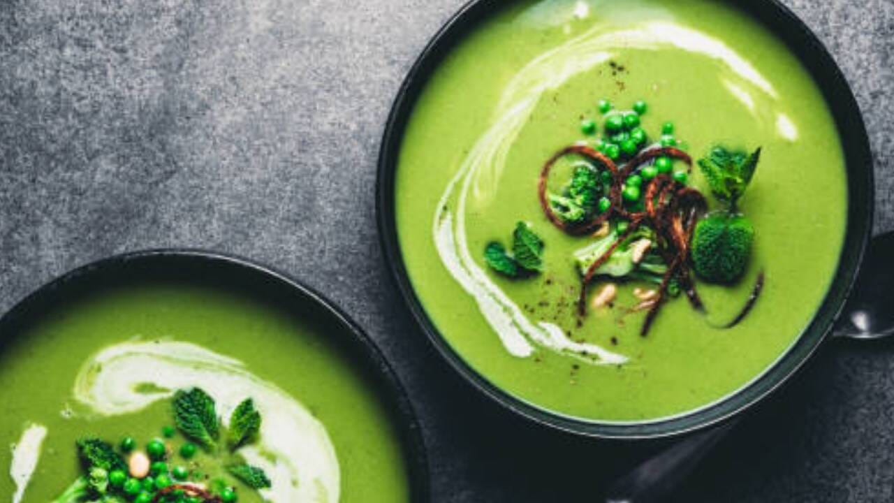  विशेष म्हणजे अगदी कमी वेळात आपण घरच्याघरी हा सूप तयार करू शकतो. जास्त वेळही हा सूप तयार करण्यासाठी अजिबातच लागत नाही झटपट तयार होतो.