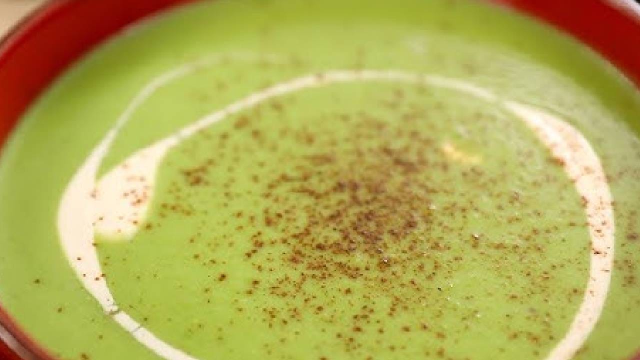 मूगडाळीचा सूप खाण्यासाठी अत्यंत हलका असतो. शिवाय तो लगेचच पचण्यासही मदत होते. बराचवेळ पोटभरल्यासारखेही वाटते आणि वजनही कमी होते. 