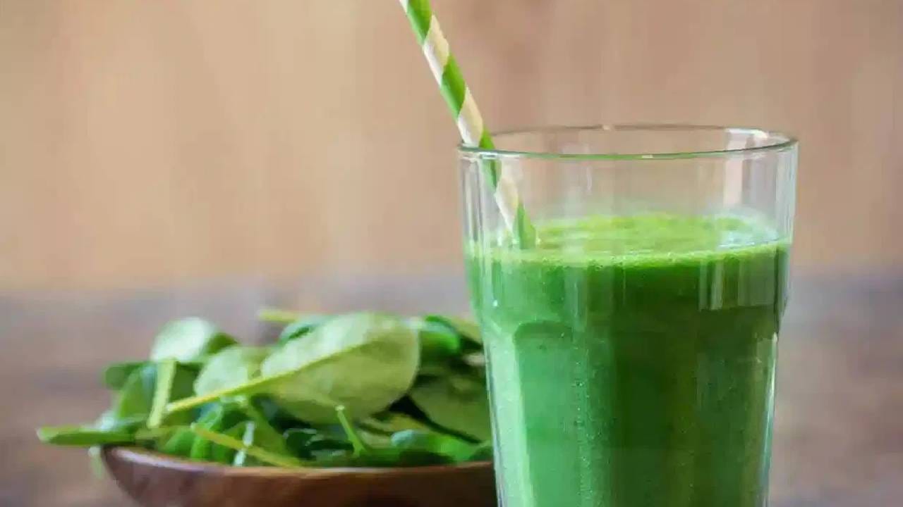 पालकचे पराठे अप्रतिम होतात, पालक शरीरासाठी फायदेशीर नक्कीच आहे. जर तुम्हाला आरोग्याच्या काही समस्या असतील तर तुम्ही पालकचा ज्यूस उपाशी पोटी पिऊ शकता. 