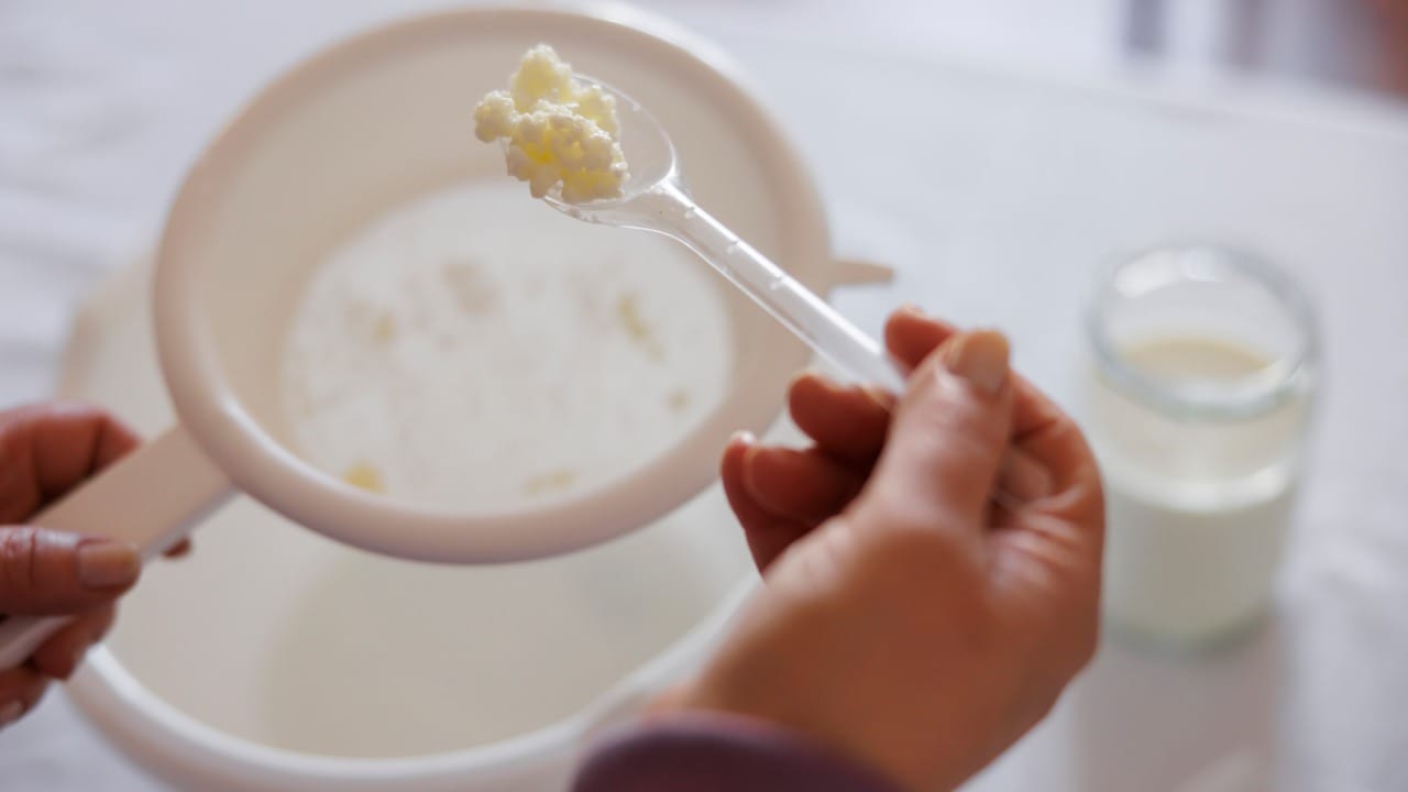 दूध जर नैसर्गिकरित्या फाटले असेल आणि त्याला खूप दुर्गंधी येत असेल किंवा त्याचा रंग बदलला असेल, तर मात्र त्या दूधाचा वापर टाळावा. केवळ चवीत फारसा बदल नसलेले, ताज्या स्थितीत फाटलेले दूधच वापरावे.