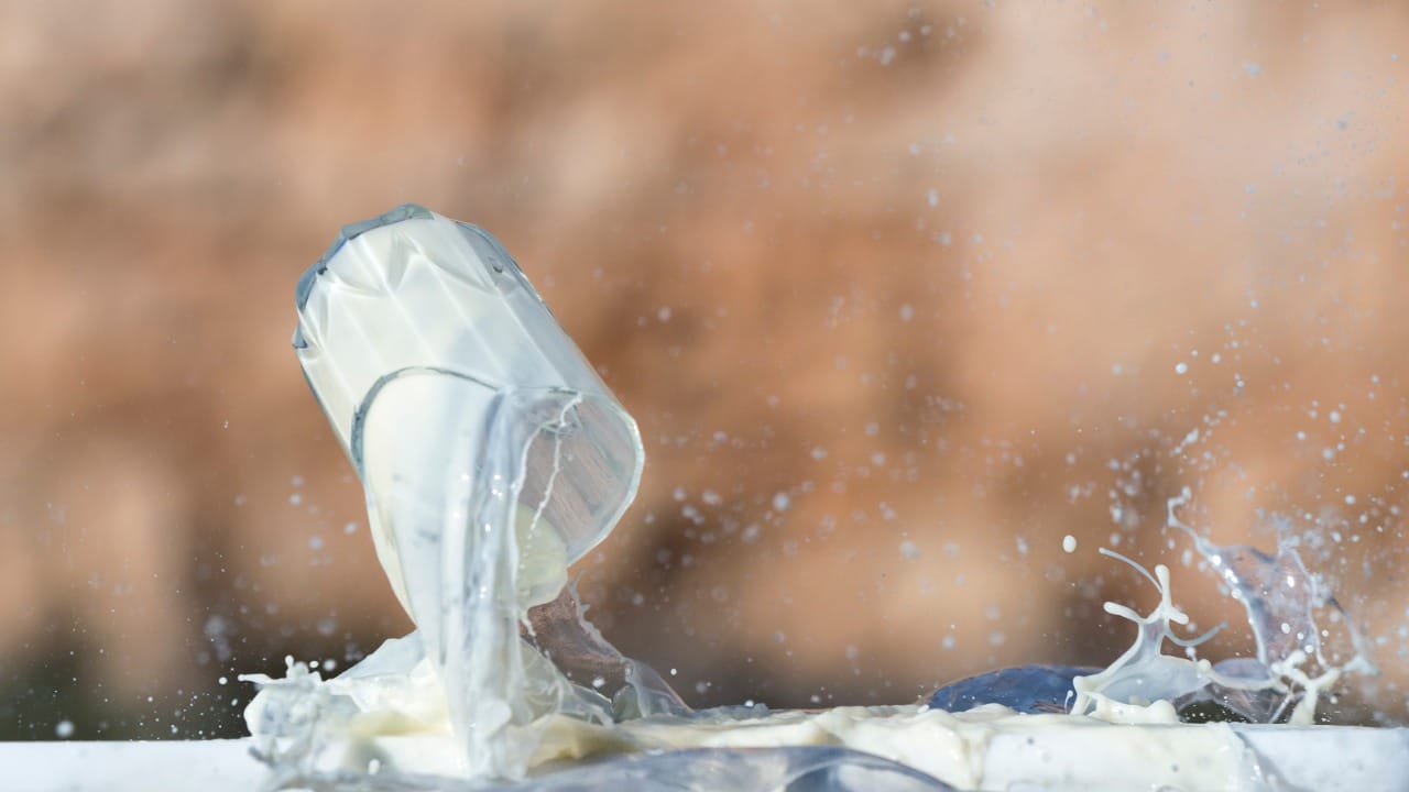 केक किंवा पॅनकेक बनवताना अनेक रेसिपींमध्ये बटरमिल्क (ताक) वापरले जाते. जर तुम्हाला केक बनवायचा असेल, तर फाटलेले दूध हे उत्तम मॉयश्चरायझिंग एजंट म्हणून काम करते. यामुळे केक स्पंजी आणि मऊ होतो.