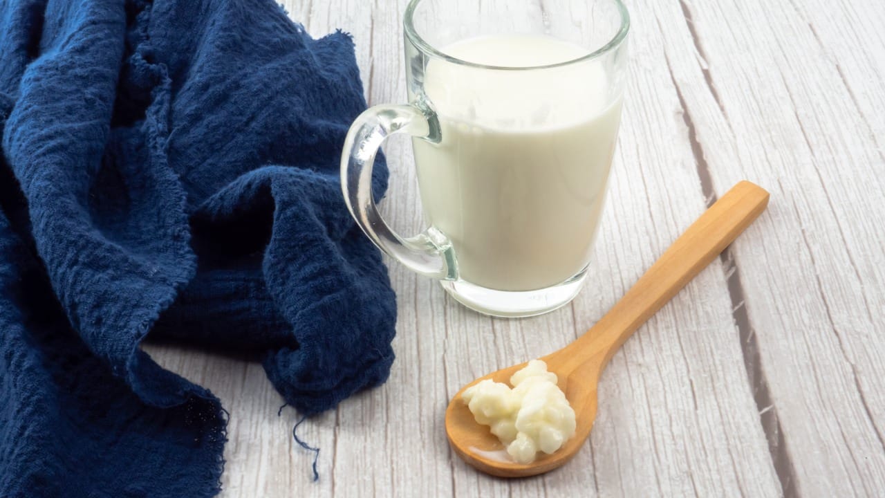 भाजीची ग्रेव्ही घट्ट आणि चविष्ट करण्यासाठी आपण अनेकदा क्रीम किंवा काजूची पेस्ट वापरतो. पनीर बटर मसाला, मिक्स व्हेज किंवा कोणत्याही दाट ग्रेव्हीच्या भाजीमध्ये फाटलेल्या दुधाचा साका किंवा पाणी वापरा. यामुळे भाजीला एक प्रकारचा रिचनेस (Richness) येतो. तसेच त्याची चवही दुप्पटीने वाढते.