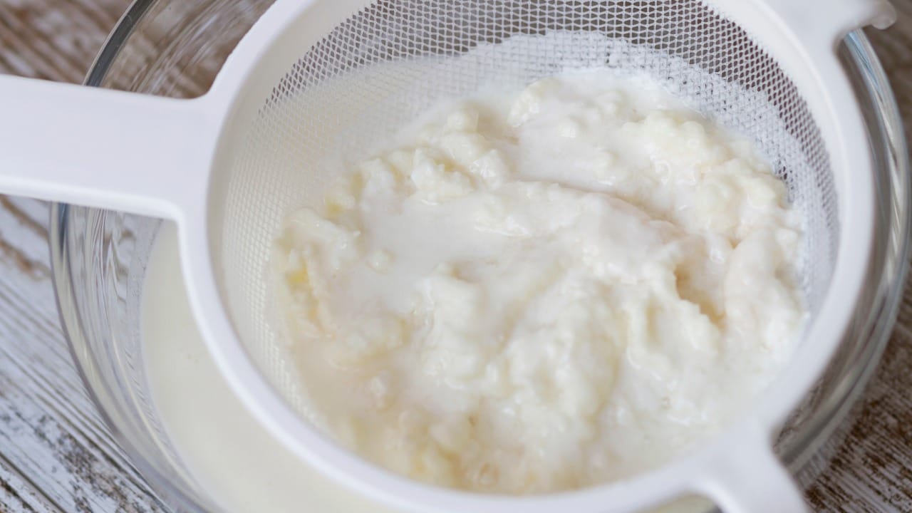 जर तुम्हाला गोड पदार्थ आवडत असतील, तर फाटलेल्या दुधाचा वापर मिठाईसाठी करा. फाटलेल्या दुधातील पाणी पूर्ण आटवून घ्या. त्यात थोडी पिठीसाखर किंवा गूळ, वेलची पूड आणि आवडीनुसार ड्राय फ्रूट्स घाला. हे मिश्रण घट्ट होईपर्यंत परता. एका ताटात पसरवून त्याच्या वड्या पाडा. घरगुती कलाकंद तयार होईल.