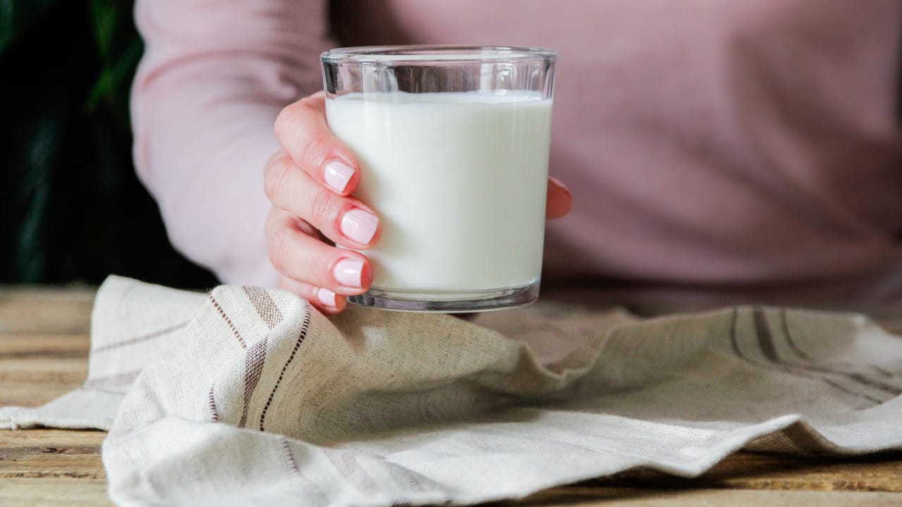 दूध फाटल्यानंतर जे पाणी असते, त्याला इंग्रजीत Whey असे म्हणतात. यामध्ये प्रथिनांचे प्रमाण सर्वाधिक असते. चपाती किंवा पराठ्यासाठी कणीक मळताना साध्या पाण्याऐवजी या पाण्याचा वापर करा. यामुळे चपात्या फक्त मऊच होत नाहीत, तर त्या अधिक पौष्टिक आणि पचायला हलक्या होतात.