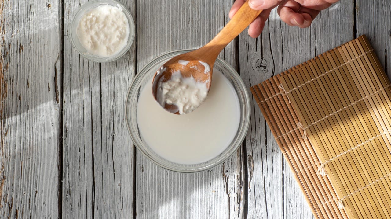 स्वयंपाकघरात काम करताना कधीकधी दूध फाटते. मग आपण त्याचा काहीही उपयोग होणार नाही, असे समजून ओतून देतो. मात्र, आहारतज्ज्ञांच्या मते फाटलेल्या दुधामध्ये प्रथिनांचे (Proteins) प्रमाण भरपूर असते. त्याचा वापर करून तुम्ही चविष्ट पदार्थ तर बनवू शकताच, शिवाय अन्नाची नासाडीही टाळू शकता.