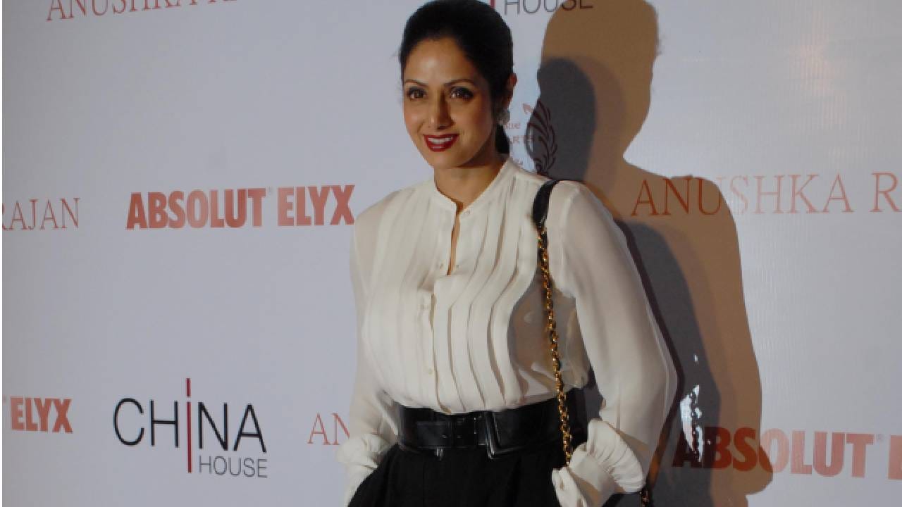 बॉलिवूडमध्ये, श्रीदेवीने मिथुन आणि जितेंद्र यांच्यासोबत अनेक हिट आणि ब्लॉकबस्टर चित्रपटांमध्ये काम केले. या दोन्ही स्टार्ससोबत तिचं नाव खूपदा जोडलं गेलं. पण या दोघांच्या आधीही श्रीदेवीचे नाव दुसऱ्या एका स्टारशी जोडलं गेलं होतं. आणि त्यांच्या केमिस्ट्रीने लोकांच्या हृदयात घर केलं होतं. तो सुपरस्टार म्हणजे रजनीकांत.. 