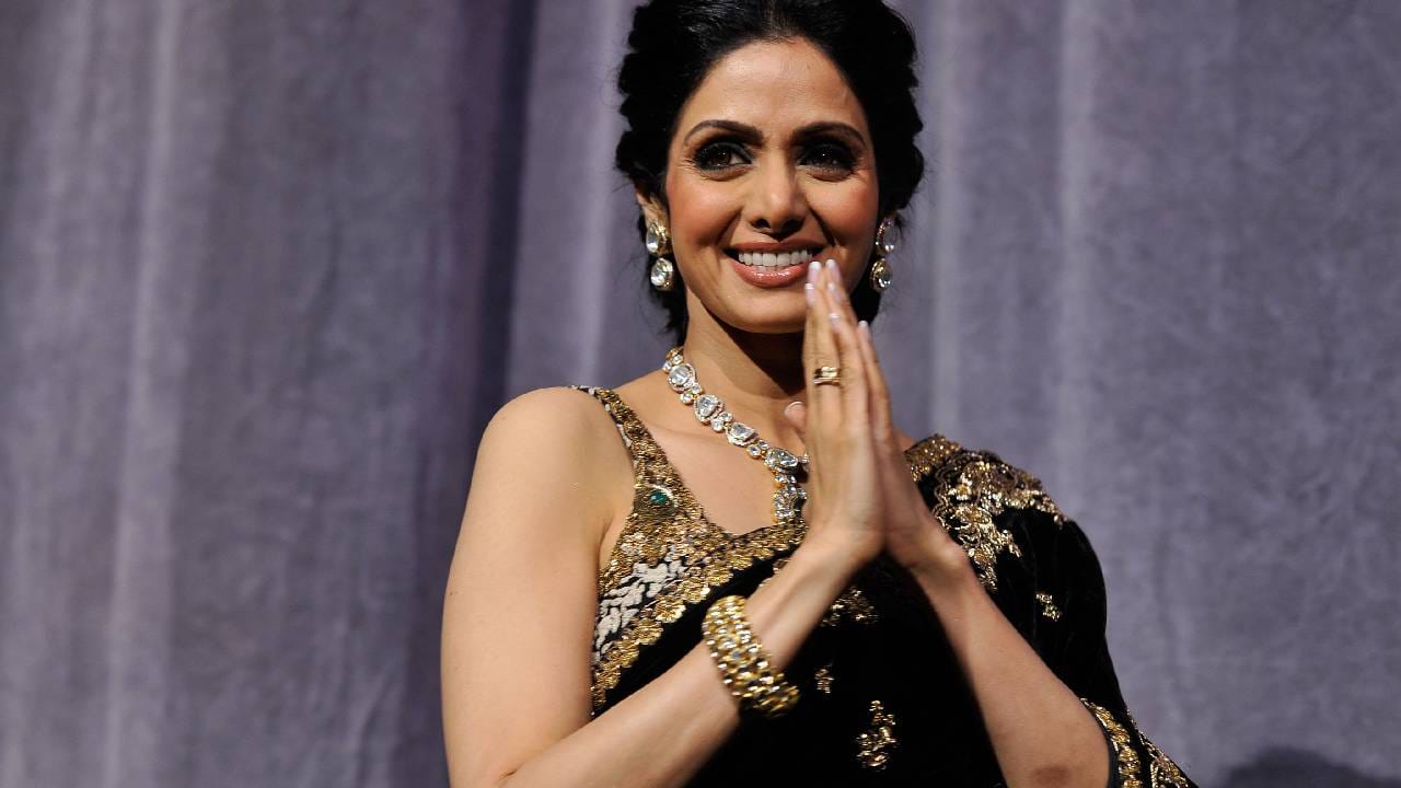 बॉलीवूडमधील दिवंगत अभिनेत्री श्रीदेवी हिने तिच्या अभिनयाने आणि अदांनी सर्वांची मनं जिंकली आणि इंडस्ट्रीमध्ये एक वेगळी ओळख निर्माण केली. तिने अनेक दशकांच्या कारकिर्दीत अनेक हिट चित्रपट दिले. श्रीदेवीने फक्त हिदींच नव्हे तर तमिळ, कन्नड, तेलुगू आणि मल्याळम चित्रपटांमध्ये काम करून जगभरातील लोकांच्या हृदयावर राज्य केलं. पण चित्रपटांसोबतच श्रीदेवी ही वैयक्तिक आयुष्यासाठी चर्चेत होती. ( Photos - Getty Images) 