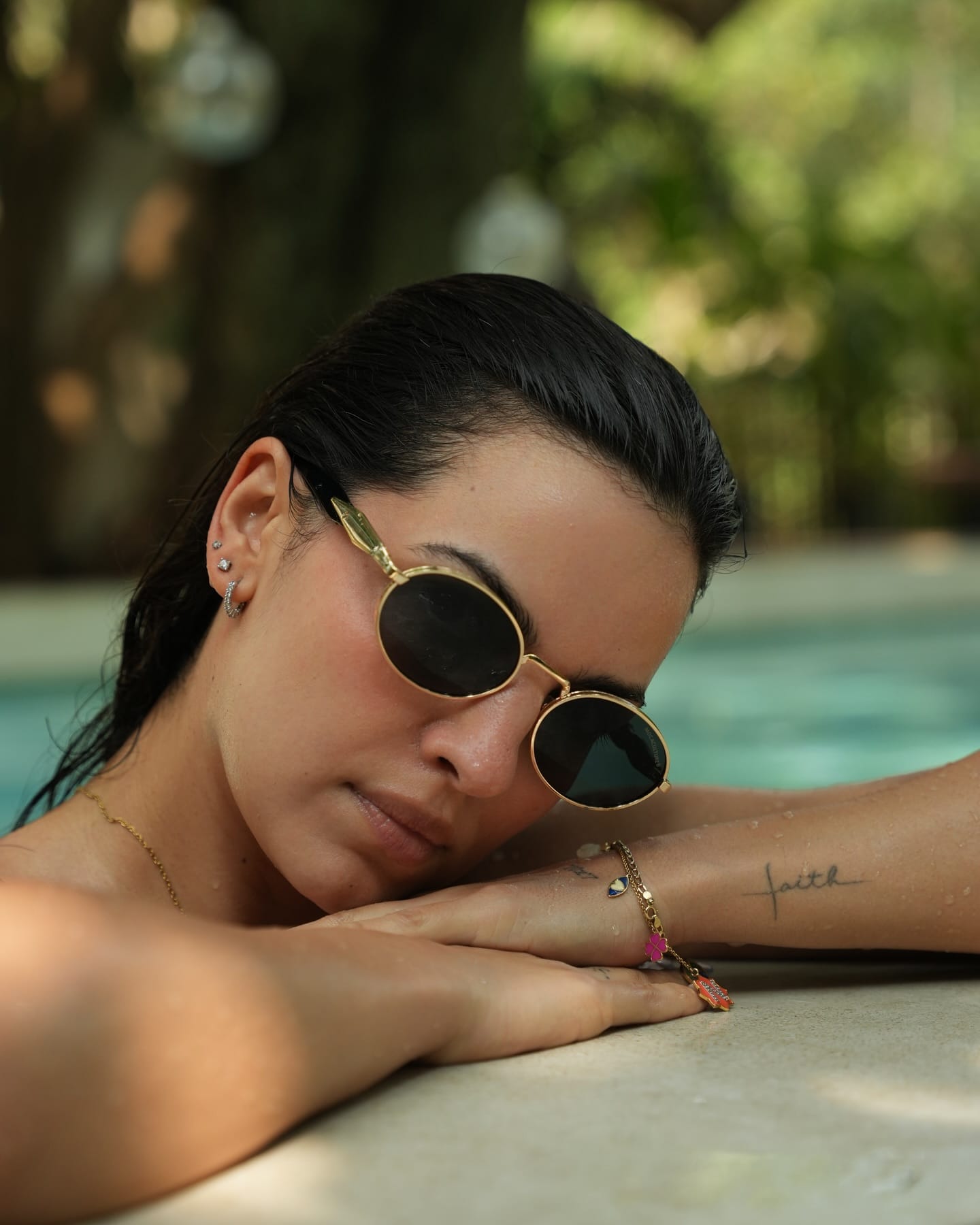 नताशा स्टेनकोविक आणि हार्दिक पंड्याचा दोन वर्षांपूर्वी घटस्फोट झाला. हार्दिक पंड्याच्या आयुष्यात आता दुसरी तरुणी आहे. पूल साइड रेड बिकिनीमध्ये नताशाने आपली टोन्ड बॉडी फ्लॉन्ट केली आहे. तिच्या चेहऱ्यावर एक वेगळा ग्लो दिसतोय. 