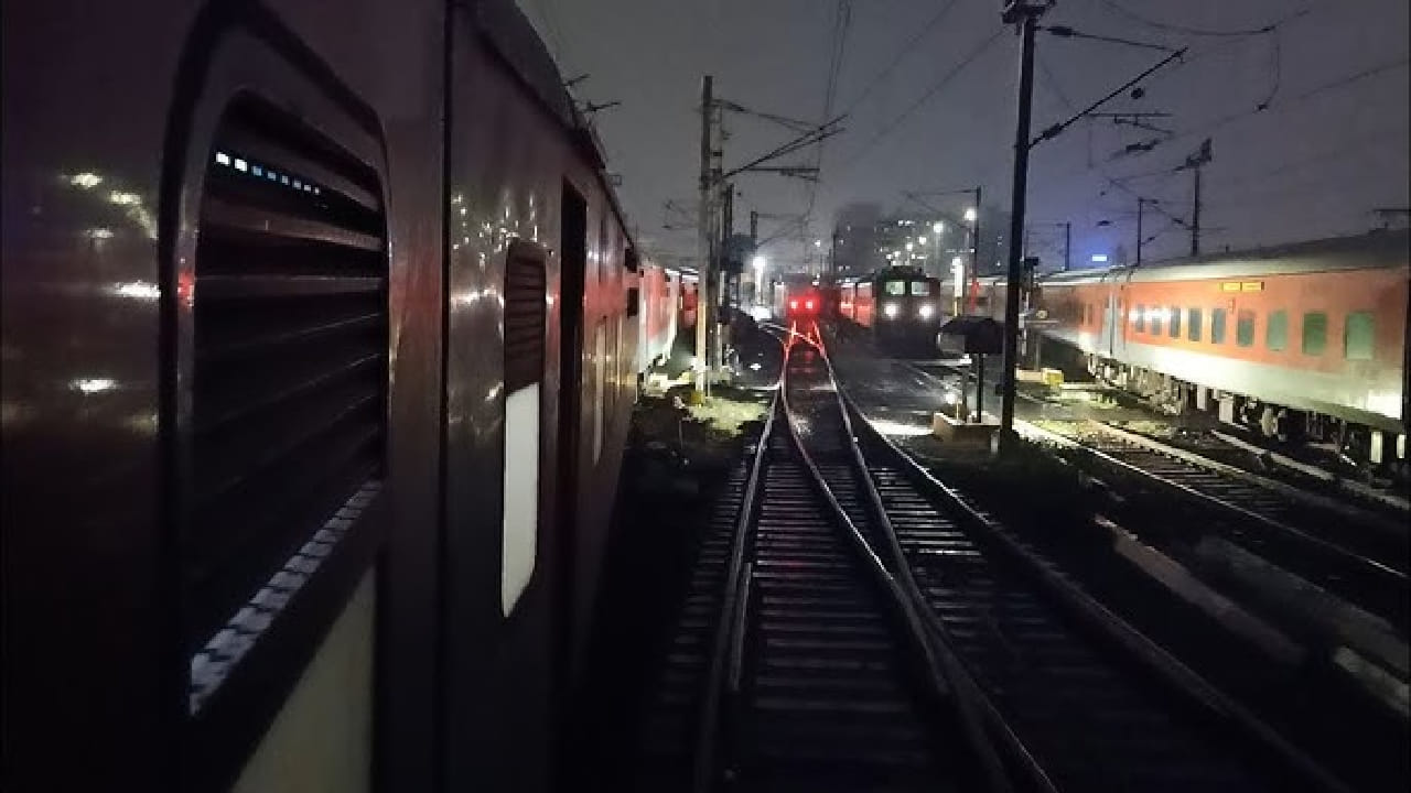 दरम्यान भारतीय रेल्वेशी संबंधित काही अशीही वैशिष्ट्यपूर्ण आणि थक्क करणारी तथ्ये आहेत जी आजही अनेक प्रवाशांना अचंबित करतात. त्यापैकीच एक म्हणजे ट्रेन आली की काही क्षणांसाठी स्टेशनवरील वीज गायब होणे आणि हे कोणत्याही बिघाडामुळे नाही तर एका खास तांत्रिक कारणामुळे घडते.