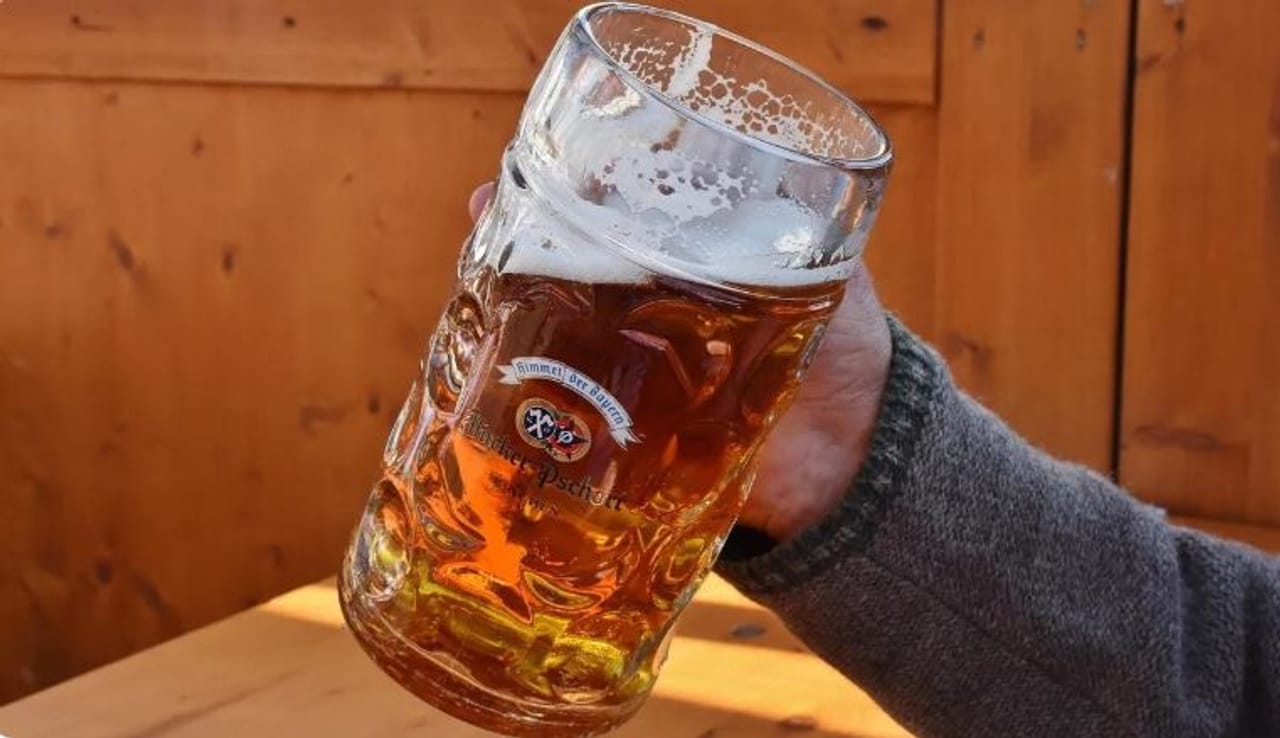 या जगात मद्यप्राशन करणाऱ्यांची संख्या काही कमी नाही. आजकाल तरुणाई तर अल्कोहोल कमी असलेले मद्य पितात. मद्यपान आरोग्यास हानिकारक आहे हे माहिती असूनही अनेकजण मद्यप्रशान करत नाहीत. बहुसंख्य मद्यपींचे बिअर हे आवडते मद्य असते.