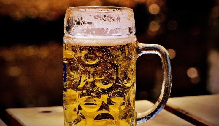 या जगात बिअरचे अनेक प्रकार आहेत. लोक वेगवेगळ्या ब्रँडची बिअर पितात. यातील काही बिअरमध्ये कमी अल्कोहोल असते. तर काही बिअरमध्ये खूपच जास्त अल्कोहोल असते. या जगात सर्वाधिक स्टाँग म्हणजेच सर्वाधिक अक्लोहोल असलेली बिअर कोणती आहे याबाबत अनेकांना कल्पना नाही.