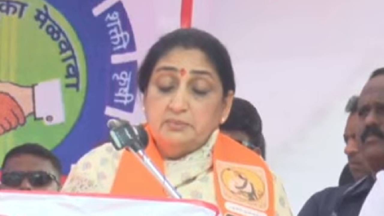 या पवित्र भूमीला वंदन करुन. छत्रपती शिवाजी महाराजांच्या चरणी मी नतमस्तक होते. शिवजयंती हा केवळ उत्सव नाही, तर स्वराज्य, स्वाभिमान आणि सुशासनाचा संकल्प दृढ करण्याचा दिवस आहे. स्वराज्यासाठी प्राणपणाने लढलेल्या समस्त मावळ्यांना या दिवशी वंदन करते. सुनेत्रा पवार या शिवनेरी किल्ल्यावरुन बोलत होत्या. 