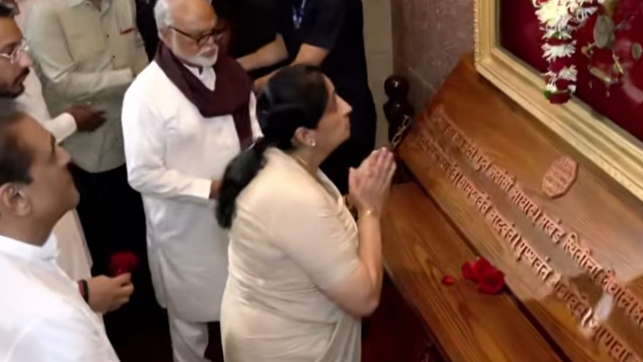 राष्ट्रवादी काँग्रेसचे नेते अजित पवार यांच्या निधनानंतर रिक्त झालेल्या या पदाची जबाबदारी सुनेत्रा पवार यांच्यावर सोपवण्यात आली आहे. त्यामुळे आजचा दिवस राज्याच्या राजकारणात अत्यंत ऐतिहासिक आणि भावूक ठरला.