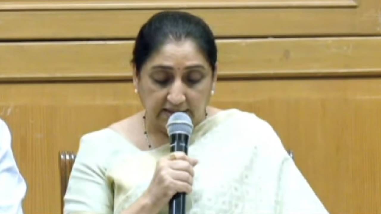 Sunetra Pawar : नियतीच्या मनात...अर्थसंकल्पाच्या पूर्वसंध्येला सुनेत्रा पवार यांनी व्यक्त केल्या भावना Sunetra Pawar : नियतीच्या मनात...अर्थसंकल्पाच्या पूर्वसंध्येला सुनेत्रा पवार यांनी व्यक्त केल्या भावना