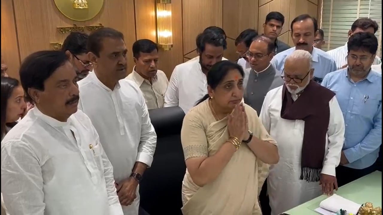 दालनात प्रवेश करताच सुनेत्रा पवार यांनी प्रथम खुर्चीला आणि त्यानंतर टेबलाला हात जोडून नमस्कार केला. आपल्या पतीच्या रिक्त झालेल्या जागी कार्यभार स्वीकारताना सुनेत्रा पवार काहीशा भावूक झाल्या होत्या.