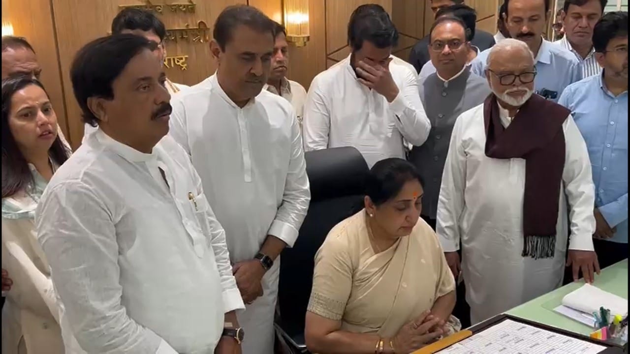 हे दृश्य पाहून त्यांचे सुपुत्र पार्थ पवार यांना अश्रू अनावर झाले. आईला या जबाबदारीच्या भूमिकेत पाहून पार्थ पवार यांना रडू कोसळल्याने उपस्थित कार्यकर्त्यांमध्येही काही काळ शांतता पसरली होती.