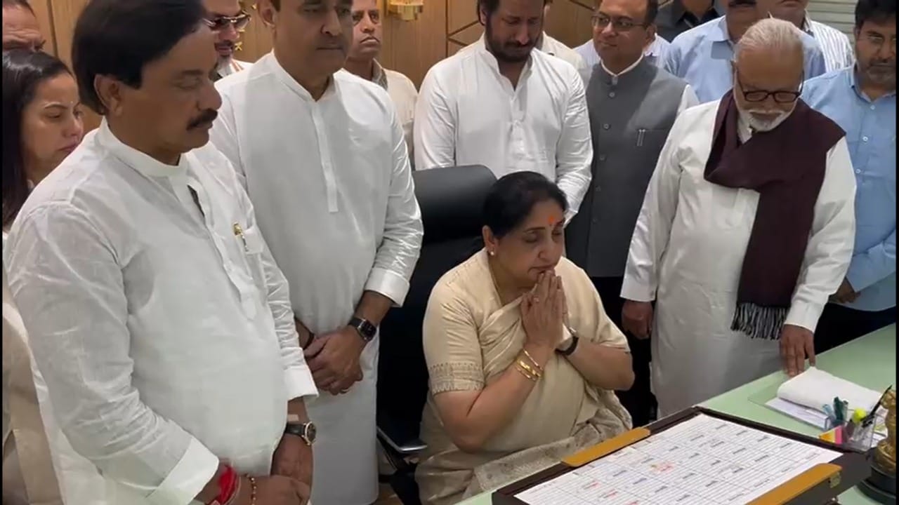 महाराष्ट्राच्या पहिल्या महिला उपमुख्यमंत्री म्हणून सुनेत्रा अजित पवार यांनी आज मंत्रालयात अधिकृतपणे आपला पदभार स्वीकारला. यावेळी राष्ट्रवादी काँग्रेसचे ज्येष्ठ नेते प्रफुल्ल पटेल, प्रदेशाध्यक्ष सुनील तटकरे, रुपाली चाकणकर यांच्यासह पक्षाचे अनेक आमदार आणि पदाधिकारी उपस्थित होते.