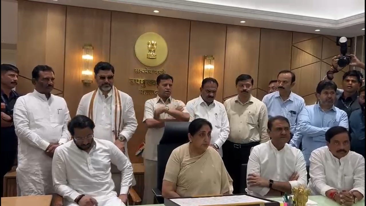 पदभार स्वीकारल्यानंतर सुनेत्रा पवार आज त्यांच्या कारकिर्दीतील पहिल्या कॅबिनेट बैठकीला उपस्थित राहणार आहेत. राज्याच्या विकासकामांना गती देणे आणि सामान्य जनतेचे प्रश्न मार्गी लावणे, हे आपले प्राधान्य असेल, असे त्यांनी सूचित केले.