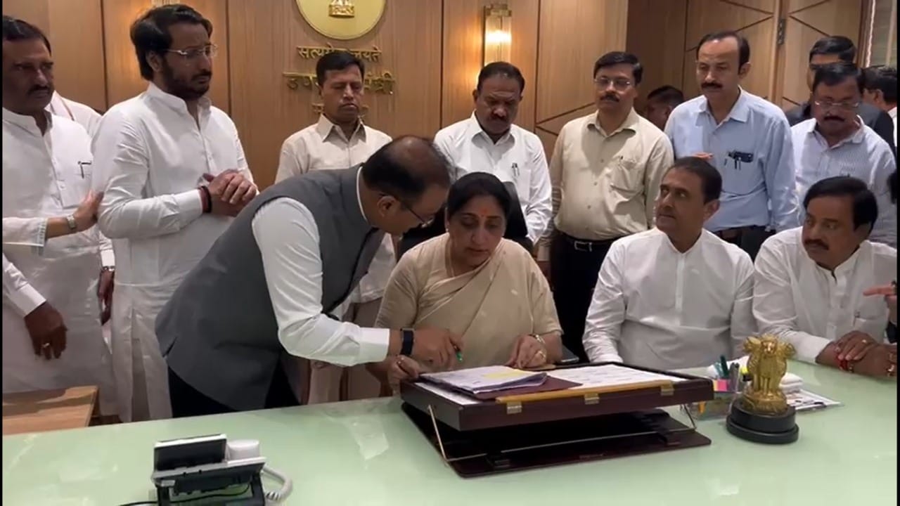 मंत्रालयात जाण्यापूर्वी राष्ट्रवादीच्या कार्यालयात छगन भुजबळ, हसन मुश्रीफ, धनंजय मुंडे, नरहरी झिरवाळ, अदिती तटकरे, अनिल भाईदास पाटील आणि नवाब मलिक यांच्यासोबत त्यांनी प्राथमिक बैठक घेऊन आगामी रणनीतीवर चर्चा केली.