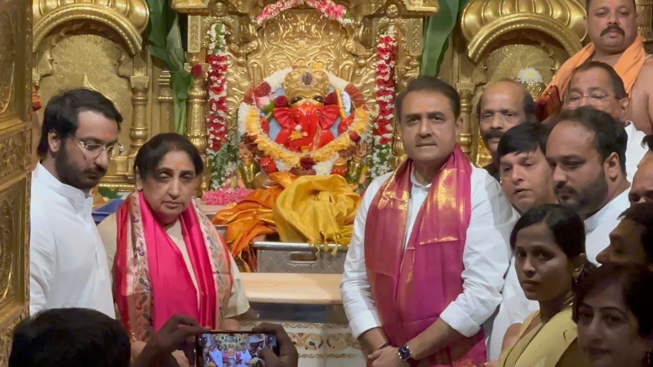 हा पदभार स्वीकारण्यापूर्वी सुनेत्रा पवार यांनी मुंबईतील महत्त्वाच्या श्रद्धास्थानांचे दर्शन घेतले. सकाळी त्यांनी सिद्धिविनायक मंदिरात जाऊन गणपतीचे दर्शन घेतले. त्यानंतर त्यांनी दादर येथील चैत्यभूमीवर जाऊन भारतरत्न डॉ. बाबासाहेब आंबेडकर यांना अभिवादन केले.