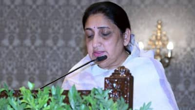 Sunetra Pawar : सुनेत्रा पवार यांच्या घाईतील शपथविधी मागे तटकरे, पटेल नाही? मग कोण?; राष्ट्रवादीच्या बड्या नेत्याचा दावा काय?