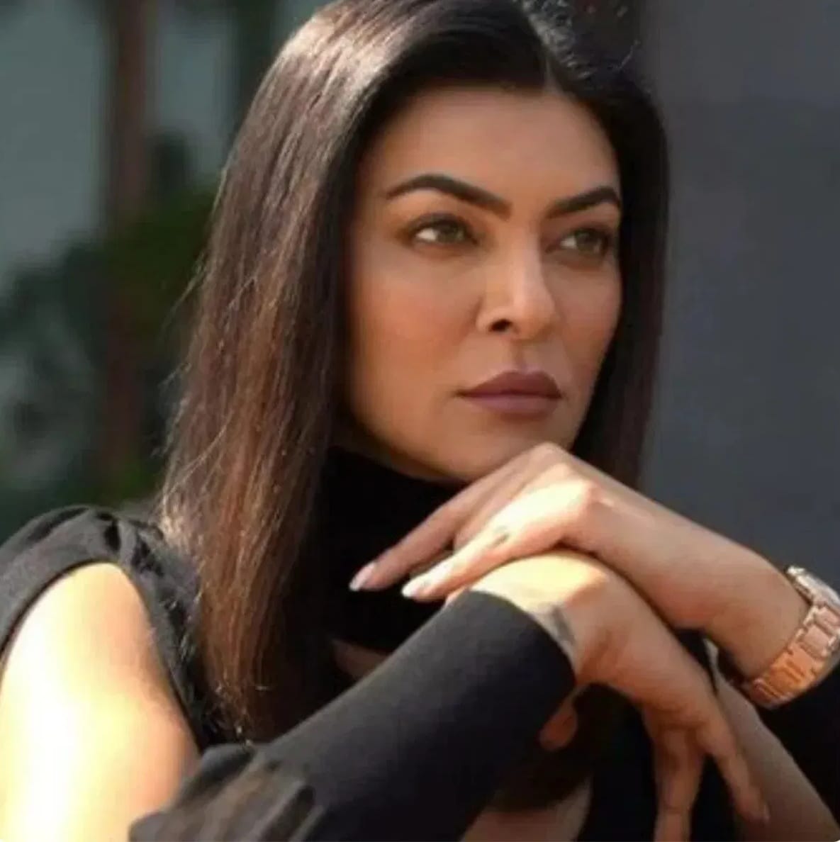  सुष्मिता सेन - सुष्मिता सेन ही भारताची सौदर्यवती स्पर्धा जिंकून बॉलीवूडमध्ये गाजली. तिने करीयरमध्ये अनेक आव्हानात्मक भूमिकाही लिलया केल्या. आजच्या काळातही ती ओटीटी प्लॅटफॉर्मवर यश मिळवत आहे. मात्र, पन्नाशी ओलांडूनही ती सिंगलच आहे. तिच्या रिलेशनशिपवरुन मात्र ती चर्चेत असते. अलिकडे तर ललित मोदी यांच्यासोबतही तिचे नाव आले होते. 