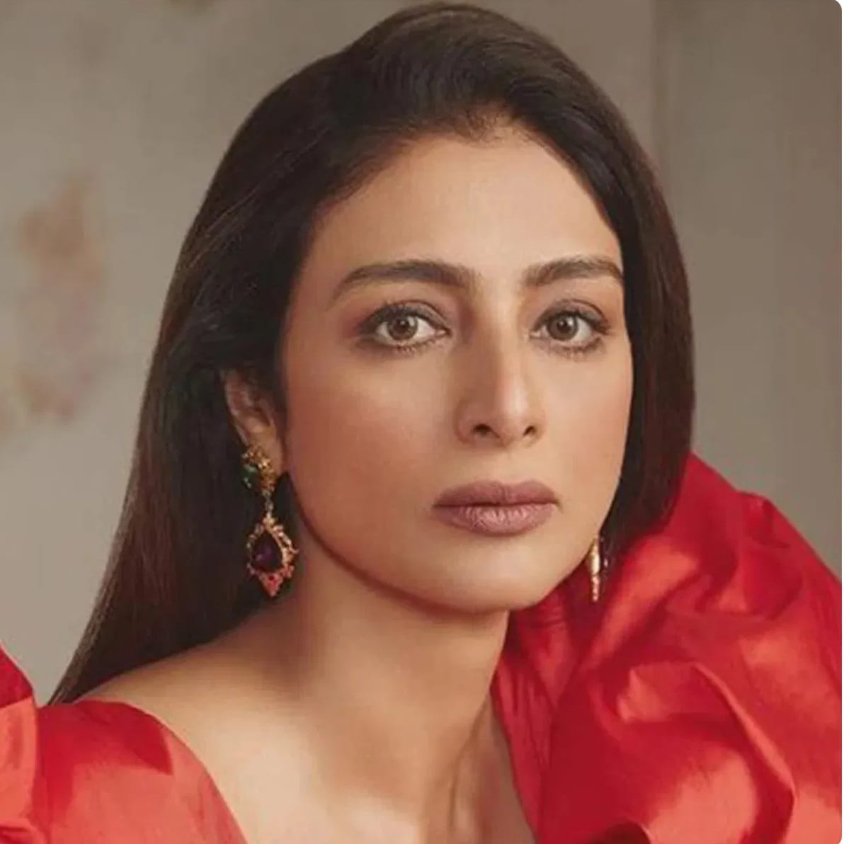 तब्बू  - तब्बू बॉलीवूडची एकेकाळची आघाडीची अभिनेत्री होती. आता ती ५४ वर्षांची झाली आहे. मात्र अजूनही तिने लग्न केलेले नाही.इंडस्ट्रीत तिचे अफेअर्स देखील चर्चेत होते. तिने अनेक रोमांटिक भूमिका देखील केल्या. अजूनही ती इंडस्ट्रीत सक्रीय आहे. मात्र तरीही तिचा जीवनाचा साथीदार तिला अजूनही सापडलेला नाही. 