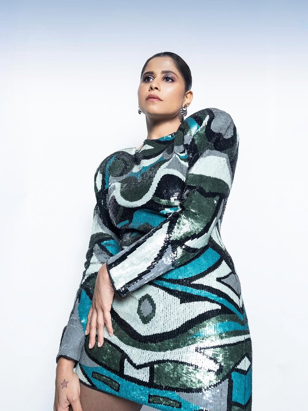 सई आता कोणत्या सिनेमा, सीरिजमुळे नाही तर, नव्या फोटोशूटमुळे चर्चेत आली आहे. सईन ग्लॅमरस ड्रेसवर फोटोशूट करत चाहत्यांचं लक्ष वेधलं आहे. वयाच्या 39 व्या वर्षी देखील सई चाहत्यांना फॅशन गोल्स देत असते. सध्या सर्वत्र फक्त आणि फक्त सईच्या फोटोंची चर्चा रंगली आहे. 