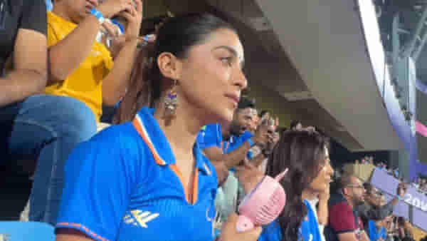 वानखेडे स्टेडियमवर टीम इंडियाच्या जर्सीत थिरकलेली ही तरुणी कोण? सोशल मीडियावर होतेय तिच्या डान्सची चर्चा