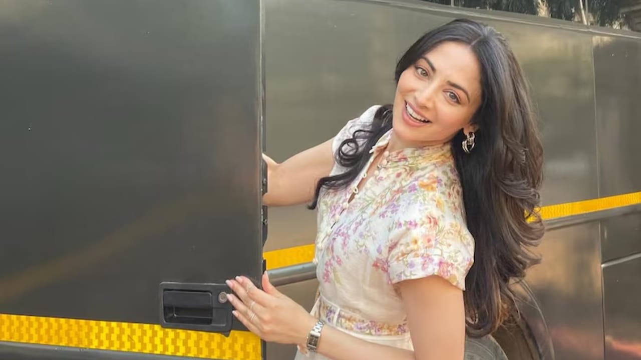 नुकतीच तिची वेब सिरीज ‘तस्करी’ ओटीटी प्लॅटफॉर्मवर ट्रेंड करत होती आणि त्यामुळे ती पुन्हा एकदा चर्चेत आली आहे. 1998 साली आलेल्या टीव्ही मालिके ‘कोरा कागज’मधून ती पहिल्यांदा प्रेक्षकांसमोर आली. मात्र खरी ओळख मिळाली ती ब्लॉकबस्टर चित्रपट ‘हम साथ साथ हैं’ मधून.